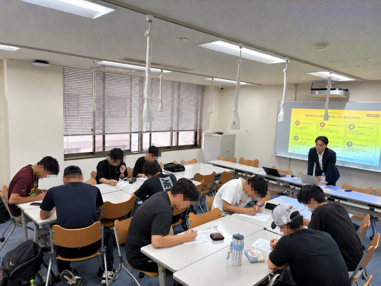 30歳の生活を想定した生活費シミュレーションに取り組む学生のみなさん